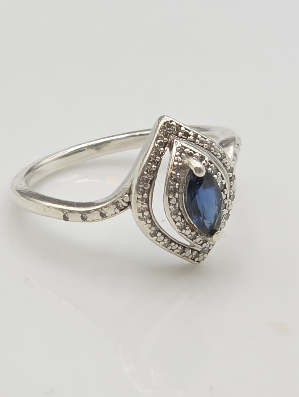 Narural And Elegant Blue Sapphire And Diamond Ring - Picture 3 of 9